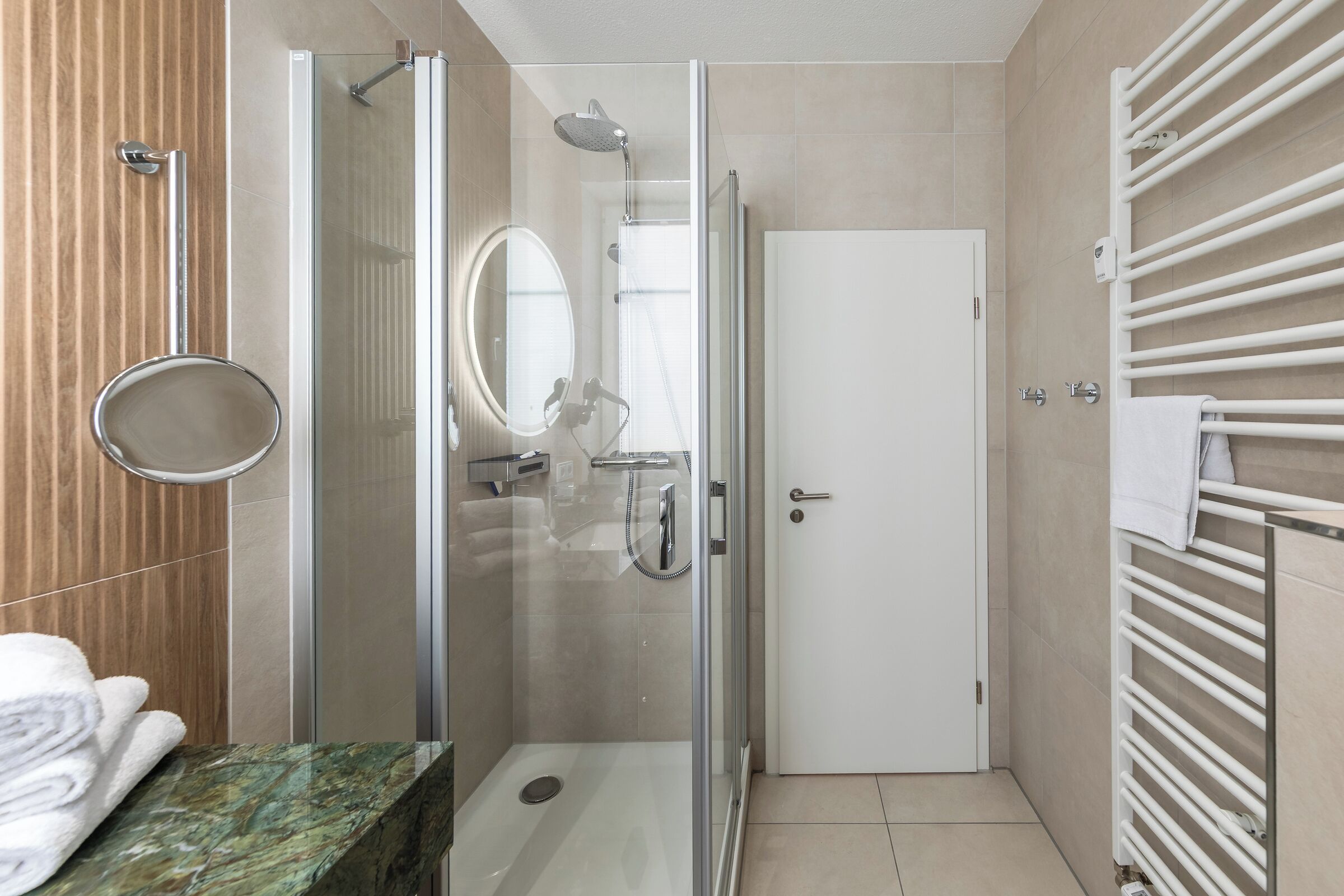 Shower, hair dryer, towels