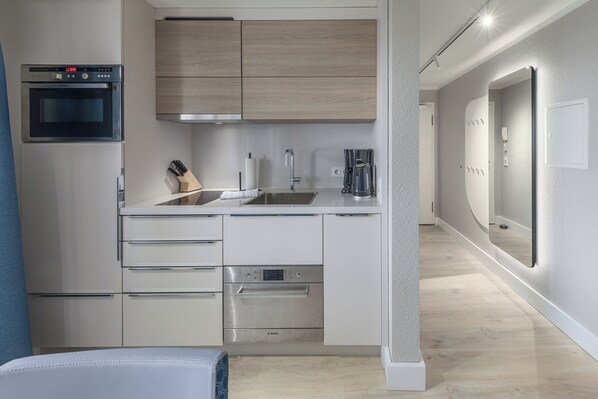 Frigorífico, microondas, horno y placa de cocina