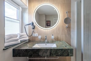 Douche, sèche-cheveux, serviettes fournies