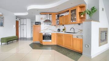Apartment (59) | Private kitchen | Fridge, stovetop, electric kettle, cookware/dishes/utensils