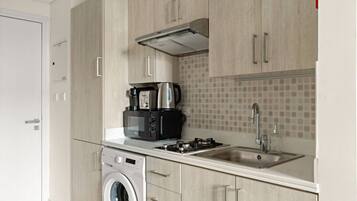 Réfrigérateur, micro-ondes, plaque de cuisson, cafetière/bouilloire