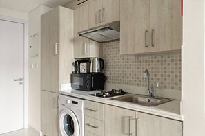 Een koelkast, een microgolfoven, een kookplaat