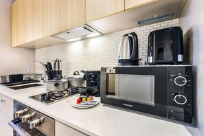 Refrigerador, microondas, horno y parrilla de estufa