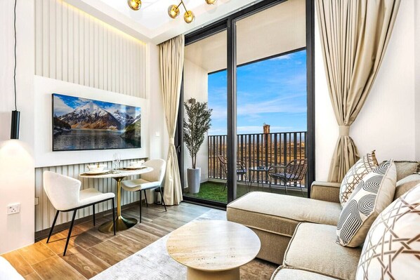 Smart TV, table tennis