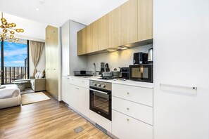 Køleskab, mikrobølgeovn, ovn, kogeplade