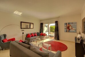 Smart TV - Modern 2 bed townhouse with roof terrace, sleeps 6, in Aloha nr Puerto Banus! (Marbella)