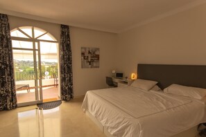 2 bedrooms, iron/ironing board, WiFi, bed sheets - Modern 2 bed townhouse with roof terrace, sleeps 6, in Aloha nr Puerto Banus! (Marbella)