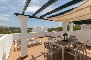 Outdoor dining - Modern 2 bed townhouse with roof terrace, sleeps 6, in Aloha nr Puerto Banus! (Marbella)