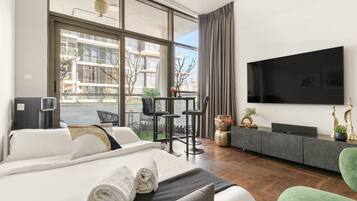 Iron/ironing board, WiFi, bed sheets