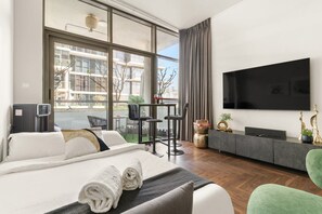 Tabla de planchar con plancha, wifi y ropa de cama 