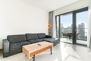 TV connectée, espaces bureaux, écrans d'ordinateur