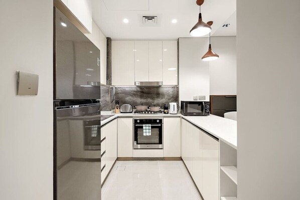 Fridge, microwave, oven, stovetop