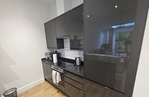 Microondas, horno, placa de cocina