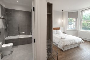 Shower, hair dryer, towels, soap - Modern Garden Flat London Sleeps 4 with Parking! (London)