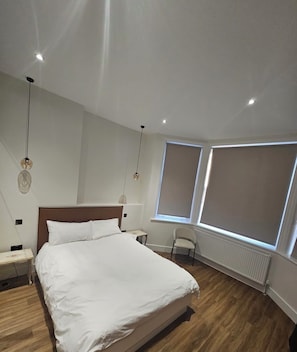 1 habitación, tabla de planchar con plancha, wifi y ropa de cama