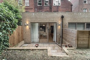 Exterior - Modern Garden Flat London Sleeps 4 with Parking! (London)