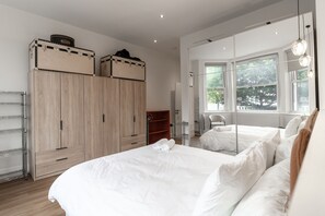 1 bedroom, iron/ironing board, WiFi, bed sheets - Modern Garden Flat London Sleeps 4 with Parking! (London)