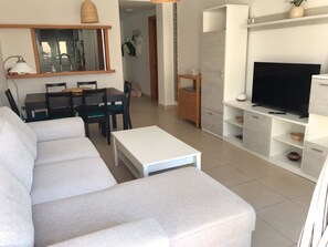 Apartment, 2 Bedrooms, Accessible, Smoking | Living room