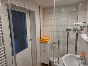 Douche, sèche-cheveux, serviettes fournies, savon