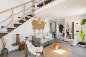 Premium Suite with Outdoor Hot Tub & Sea | Area soggiorno