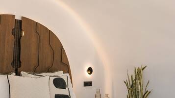 Een kluis op de kamer, een strijkplank/strijkijzer, gratis wifi