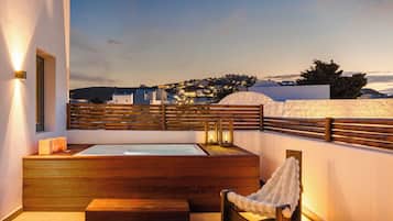 Majestic Suite with Outdoor Hot Tub | Terrace/patio