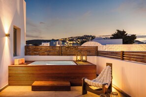 Majestic Suite with Outdoor Hot Tub | شرفة/رواق