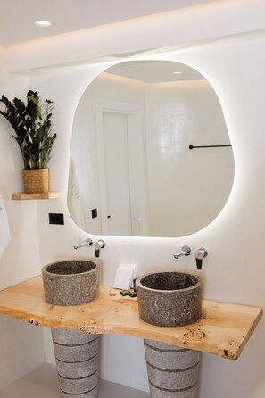 Exclusive Suite with Indoor Hot Tub | Salle de bain | Douche, articles de toilette gratuits, sèche-cheveux, chaussons