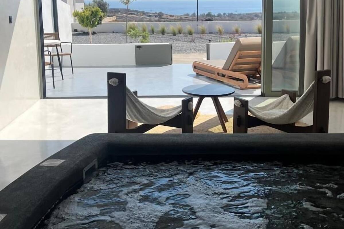 Exclusive Suite with Indoor Hot Tub | خزنة داخل الغرفة ومكتب ومكواة/لوح كي وواي فاي مجانًا