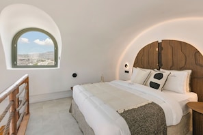 Majestic Suite with Outdoor Hot Tub | Öryggishólf í herbergi, skrifborð, straujárn/strauborð
