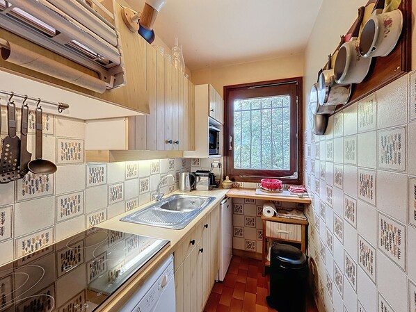 Four, plaque de cuisson, lave-vaisselle, cafetière/bouilloire