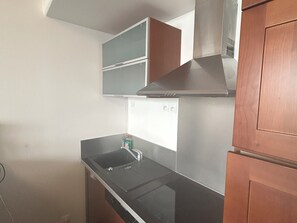 Kjøleskap, mikrobølgeovn, kokeplater og oppvaskmaskin