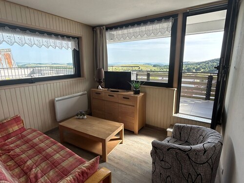 Large 3-room apartment with ski and lake views