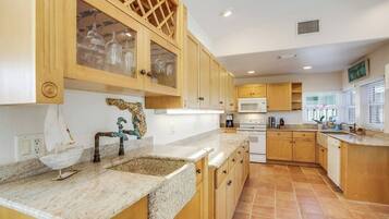 Kylskåp, mikrovågsugn, ugn och spishäll