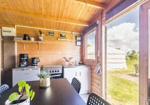 Frigorífico, horno y cafetera o tetera