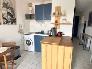 Refrigerador, parrilla de estufa y cafetera y tetera 