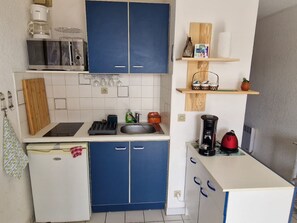 Kylskåp, spishäll och kaffe- och tebryggare