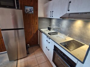 Jääkaappi, mikroaaltouuni, uuni, liesi