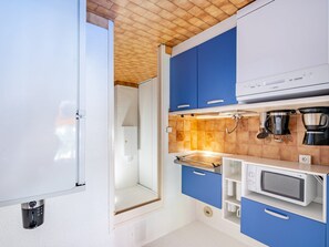 Fridge, microwave, dishwasher, coffee/tea maker