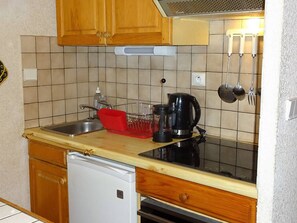 Microondas, parrilla de estufa, cafetera y tetera y tostadora 