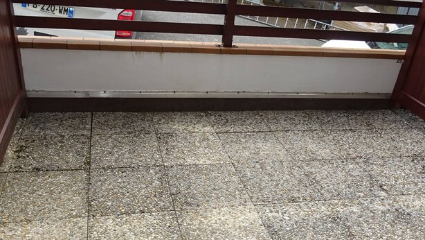 A balcony with a tiled floor and a wooden railing. - Les Gets: Charmant 2P+Coin Montagne, 5 Pers, Garage, Proche Centre et Pistes (Les Gets)