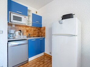 Réfrigérateur, four à micro-ondes, lave-vaisselle, cafetière-théière