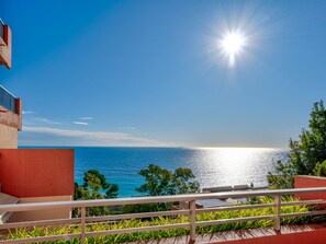 A balcony with a view of the sea and a clear sky. - Studio for 4 people with Wi-Fi, sea view (Roquebrune-Cap-Martin)