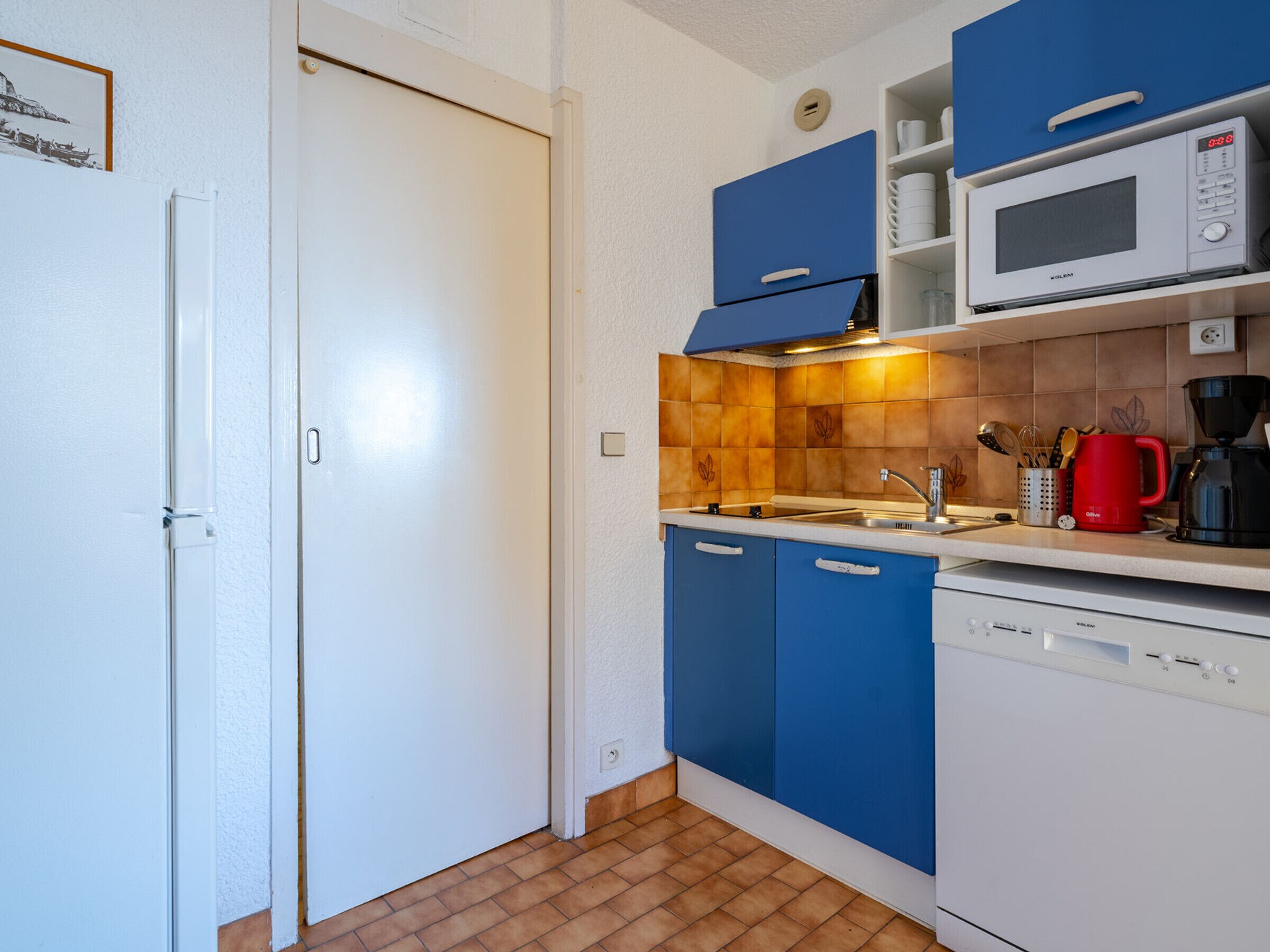 Fridge, microwave, dishwasher, coffee/tea maker