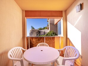 Outdoor dining - Studio for 4, sea view, Wi-Fi included (Roquebrune-Cap-Martin)
