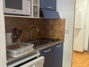 Réfrigérateur, micro-ondes, lave-vaisselle, cafetière/bouilloire
