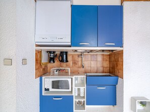 Fridge, microwave, dishwasher, coffee/tea maker