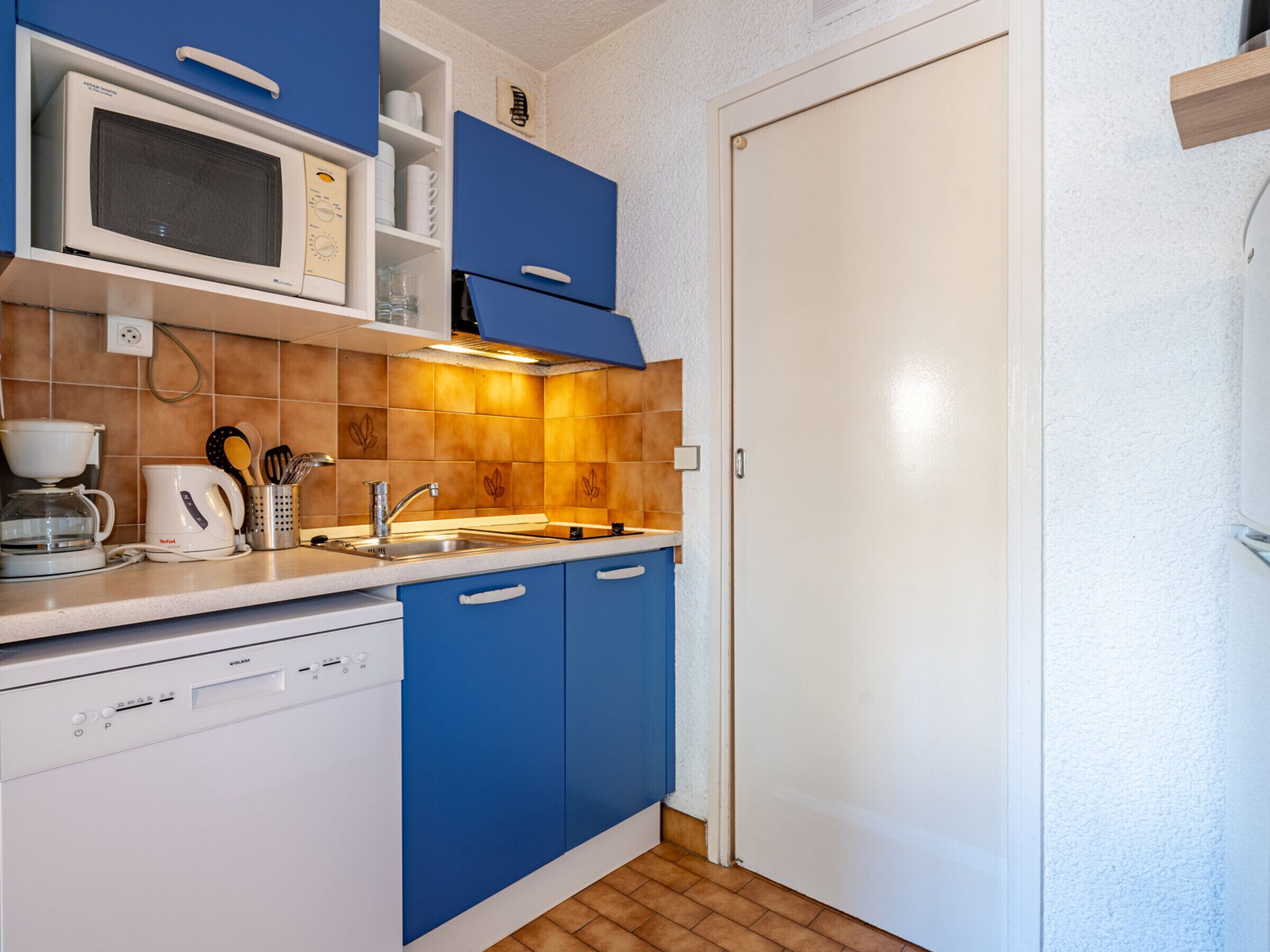 Fridge, microwave, dishwasher, coffee/tea maker