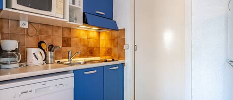 Fridge, microwave, dishwasher, coffee/tea maker