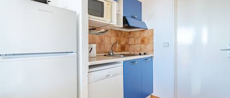 Réfrigérateur, micro-ondes, lave-vaisselle, cafetière/bouilloire